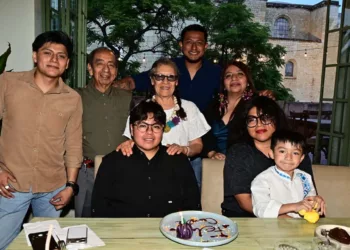Daniel Ceballos, Lilian Hernández, Marcia Carlos, Bruno Ceballos y Jorge Emmanuel compartieron con Diana una agradable celebración y le desearon lo mejor.