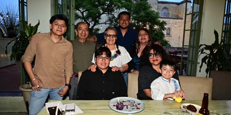 Daniel Ceballos, Lilian Hernández, Marcia Carlos, Bruno Ceballos y Jorge Emmanuel compartieron con Diana una agradable celebración y le desearon lo mejor.