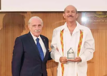 De Ávila fue uno de los cinco galardonados.