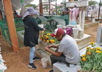 Foto: Adrián Gaytán // Deudos comienzan a acercarse a panteones para ordenar y rehabilitar sepulcros de quines se han ido.