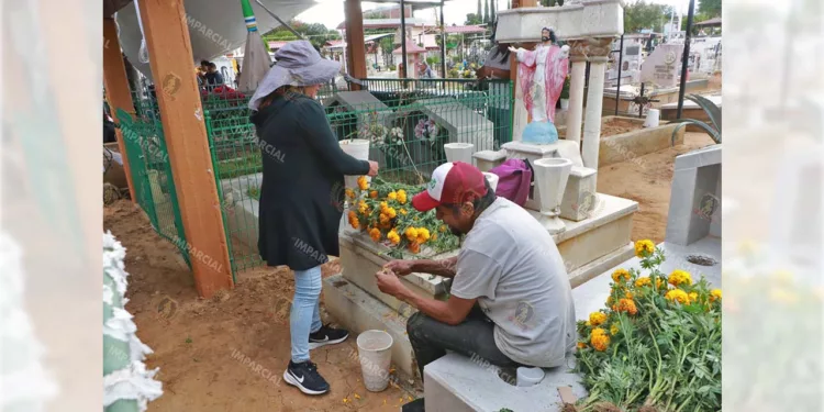 Foto: Adrián Gaytán // Deudos comienzan a acercarse a panteones para ordenar y rehabilitar sepulcros de quines se han ido.