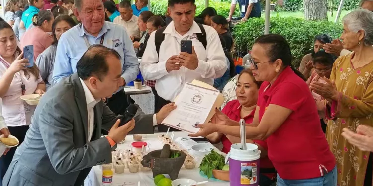 Durante la jornada, presentaron alimentos de diversas localidades, los cuales fueron ofrecidos gratuitamente a los asistentes.