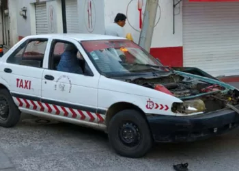El aparatoso choque ocurrió en la intersección de las calles Benito Juárez y Bravo.