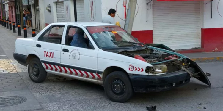 El aparatoso choque ocurrió en la intersección de las calles Benito Juárez y Bravo.
