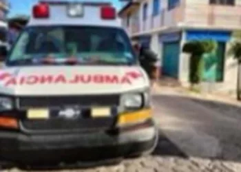 El aparatoso choque entre el Jetta y el taxi ocurrió en la esquina de las calles Oaxaca y Sonora.