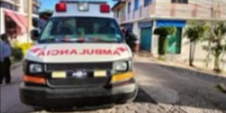 El aparatoso choque entre el Jetta y el taxi ocurrió en la esquina de las calles Oaxaca y Sonora.
