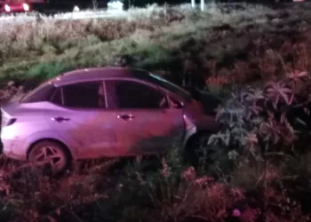 El automóvil Dodge color plata terminó fuera de la cinta asfáltica en la carretera 175.