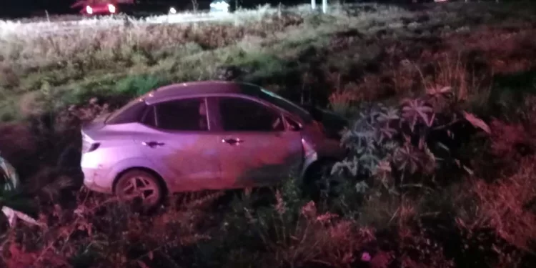 El automóvil Dodge color plata terminó fuera de la cinta asfáltica en la carretera 175.