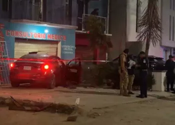 El automóvil Mazda rojo quedó completamente destruido de la parte frontal tras estamparse contra el consultorio médico.