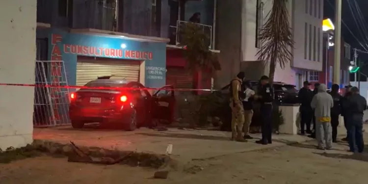 El automóvil Mazda rojo quedó completamente destruido de la parte frontal tras estamparse contra el consultorio médico.