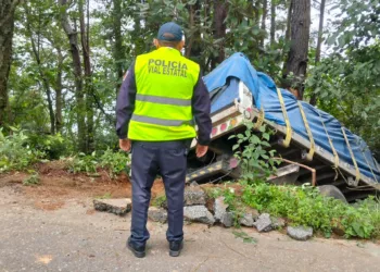Camión protagoniza percance en la ruta Miahuatlán-Loxicha