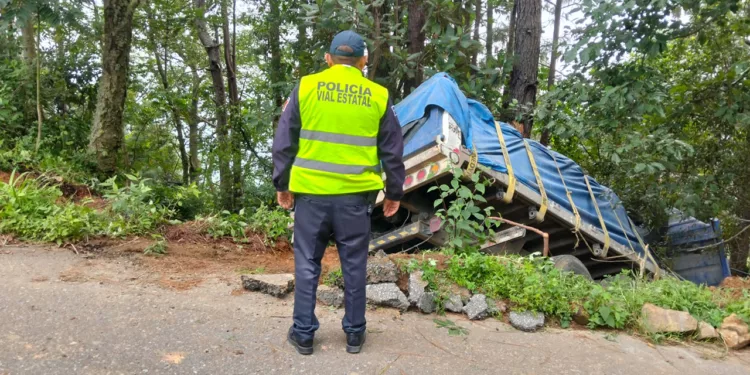 Camión protagoniza percance en la ruta Miahuatlán-Loxicha