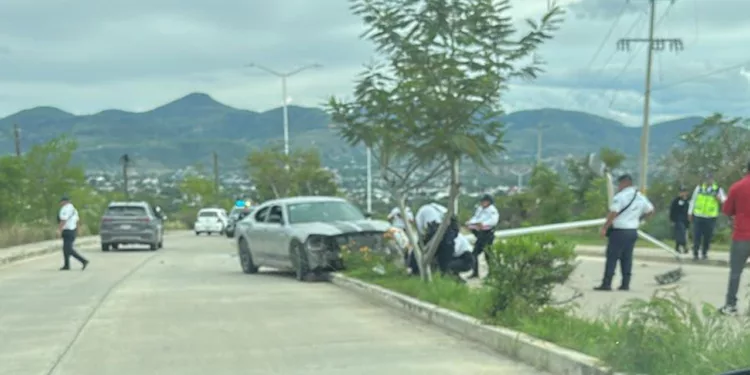 ¡Derrumba poste! Destroza su auto tras subirse al camellón en Acatlima