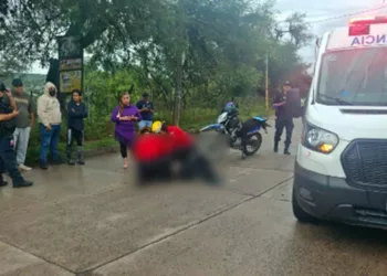 El conductor fue atendido en el sitio por una contusión frontal.