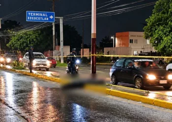 Paramédicos confirmaron el deceso del conductor de 21 años de edad, cuyo cuerpo quedó sobre el asfalto del bulevar Guadalupe Hinojosa.