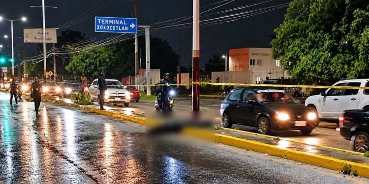 Paramédicos confirmaron el deceso del conductor de 21 años de edad, cuyo cuerpo quedó sobre el asfalto del bulevar Guadalupe Hinojosa.