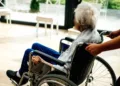 El IMCO señala que una persona cuidadora debería percibir 20 mil pesos mensuales para cubrir las necesidades básicas.
