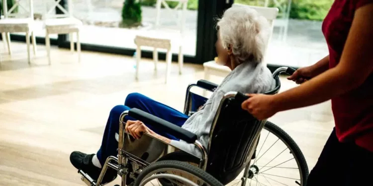 El IMCO señala que una persona cuidadora debería percibir 20 mil pesos mensuales para cubrir las necesidades básicas.