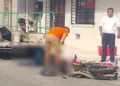 El impacto entre el taxi y el motociclista se registró sobre la calle Bugambilias, movilizando a elementos policiales de Bahías de Huatulco.