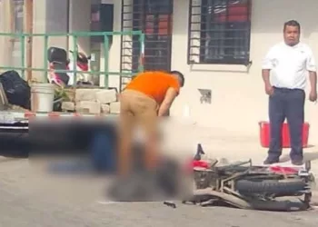 El impacto entre el taxi y el motociclista se registró sobre la calle Bugambilias, movilizando a elementos policiales de Bahías de Huatulco.