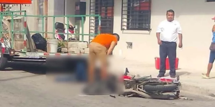 El impacto entre el taxi y el motociclista se registró sobre la calle Bugambilias, movilizando a elementos policiales de Bahías de Huatulco.