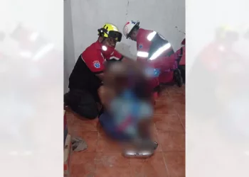 El joven fue auxiliado por paramédicos y trasladado a un hospital.