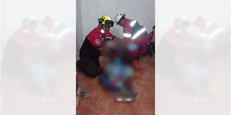El joven fue auxiliado por paramédicos y trasladado a un hospital.