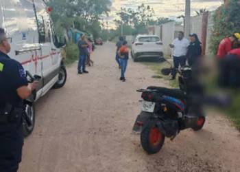 El lesionado conducía una motoneta marca Itálika con placas de Oaxaca al momento de ser embestido.