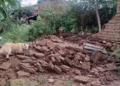 El reblandecimiento de la tierra derivado del temporal lluvioso causó la caída de muros de adobe vulnerables en la Mixteca.