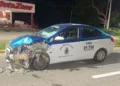 El taxi del Sitio Marinero con número económico 01-704 sufrió severos daños materiales.