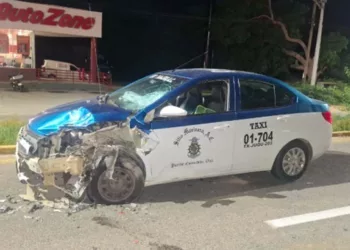 El taxi del Sitio Marinero con número económico 01-704 sufrió severos daños materiales.