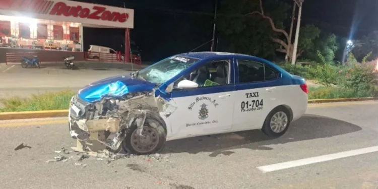 El taxi del Sitio Marinero con número económico 01-704 sufrió severos daños materiales.