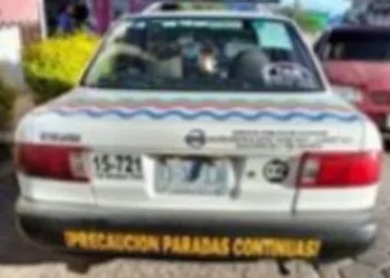 El taxista de 32 años fue auxiliado por paramédicos de la Cruz Roja.