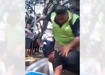 El video de la agresión se viralizó, situación que le costó el puesto al supuesto inspector.