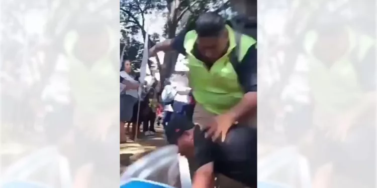 El video de la agresión se viralizó, situación que le costó el puesto al supuesto inspector.