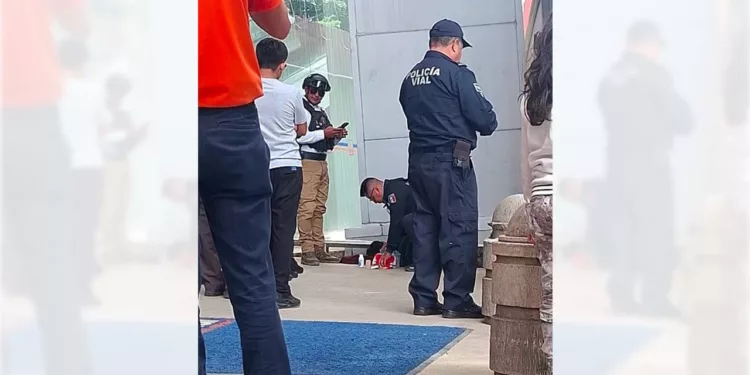El violento asalto se perpetró a escasos metros del estacionamiento de Chedraui Madero, punto donde el comerciante quedó herido tras resistirse al robo de su mochila.
