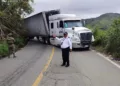 El tractocamión blanco quedó bloqueando ambos carriles de la carretera