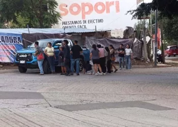 Elementos policiales desplegaron un fuerte dispositivo de seguridad en los accesos vehiculares de la zona metropolitana tras el reporte de la huida de los presuntos asesinos.
