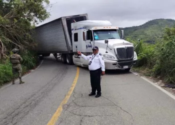 El tractocamión blanco quedó bloqueando ambos carriles de la carretera