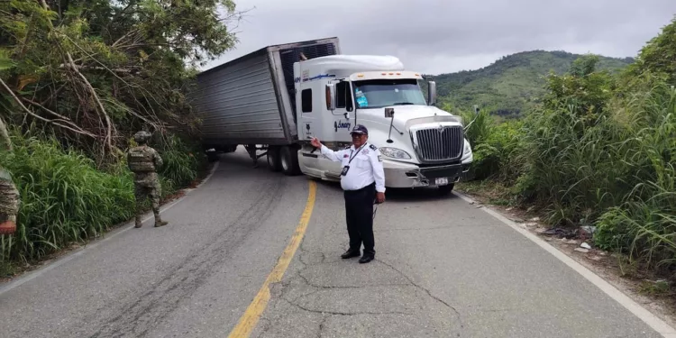 El tractocamión blanco quedó bloqueando ambos carriles de la carretera