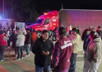 El tráiler doble remolque con logotipos de Coca-Cola fue interceptado en una estación de servicio de Nochixtlán tras darse a la fuga de la escena del accidente en Huitzo.