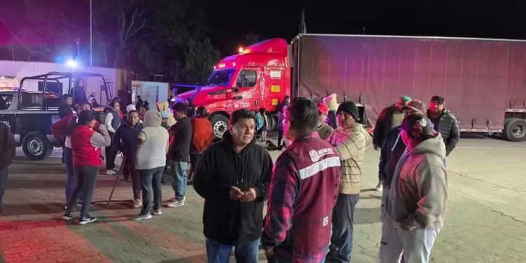 El tráiler doble remolque con logotipos de Coca-Cola fue interceptado en una estación de servicio de Nochixtlán tras darse a la fuga de la escena del accidente en Huitzo.