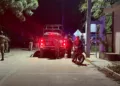 Elementos de la Policía Municipal y Estatal resguardaron el perímetro de la colonia Tomás Aquino tras el atentado que cobró la vida de un joven.