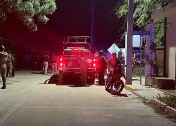 Elementos de la Policía Municipal y Estatal resguardaron el perímetro de la colonia Tomás Aquino tras el atentado que cobró la vida de un joven.