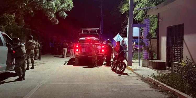 Elementos de la Policía Municipal y Estatal resguardaron el perímetro de la colonia Tomás Aquino tras el atentado que cobró la vida de un joven.
