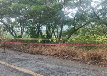 Foto: cortesía // Elementos de la Policía Vial Estatal resguardan el kilómetro 122 de la carretera federal 182 tras el hundimiento provocado por el reblandecimiento del terreno.