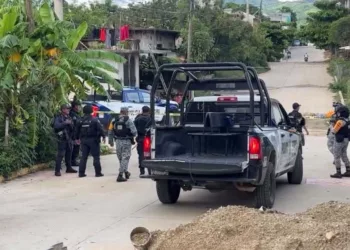 Elementos periciales recolectaron decenas de casquillos percutidos de fusiles de asalto AR-15 tras la persecución armada.