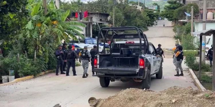 Elementos periciales recolectaron decenas de casquillos percutidos de fusiles de asalto AR-15 tras la persecución armada.