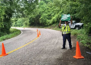 Muere jovencito tras chocar en su moto contra un camión