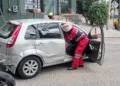 En la calle de Álamos, paramédicos del Grupo Lobo auxiliaron a la pareja.